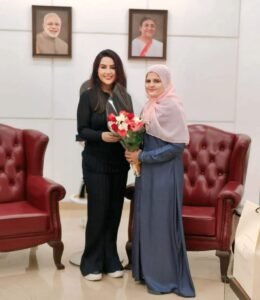 अल्पसंख्याक महिलांच्या सक्षमीकरणासाठी झटणाऱ्या पत्रकार शेख आयेशा यांचा ‘वर्षा’वर अमृता फडणवीस यांच्या हस्ते सन्मान