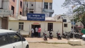 केडगावमध्ये तरुणावर जीवघेणा हल्ला; कोयता, रॉड आणि हॉकी स्टिकने मारहाण, एक आरोपी अटकेत